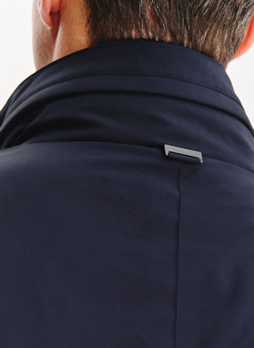 Granatowa kurtka z odpinanym kołnierzem