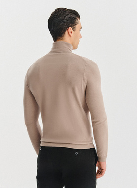 Beżowy gładki golf męski