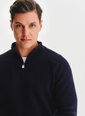 Granatowy sweter z rozpinaną stójką