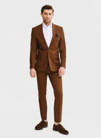 Brązowy garnitur męski