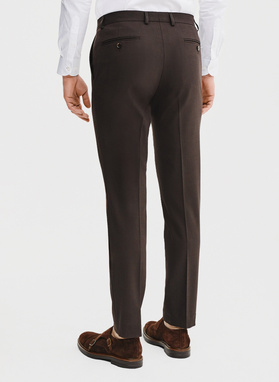 Gładki brązowy garnitur męski