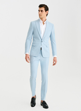 Błękitny garnitur męski