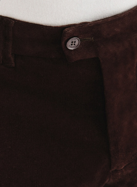 Brązowe spodnie sztruksowe