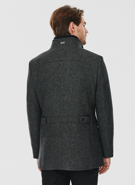 Szary płaszcz męski zapinany na guziki