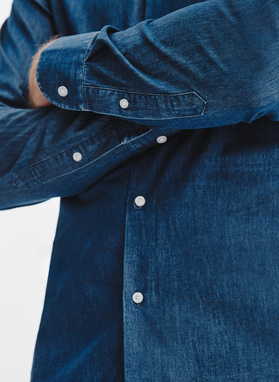 Niebieska koszula jeansowa