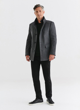 Szary płaszcz zapinany na guziki