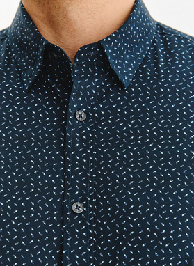 Granatowa koszula we wzór geometryczny