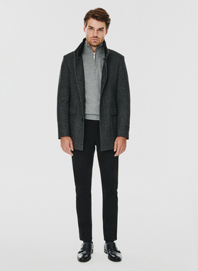 Szary płaszcz męski zapinany na guziki