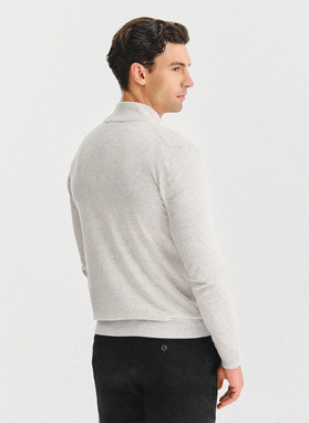 Jasnoszary rozpinany sweter z kieszeniami