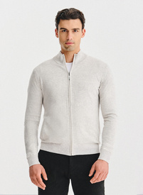 Jasnoszary rozpinany sweter z kieszeniami