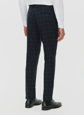 Trzyczęściowy granatowy garnitur męski w kratę