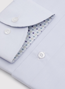 Błękitna koszula męska z kontrastowym wykończeniem