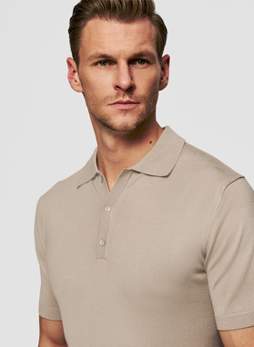 Beżowe polo swetrowe z wiskozą