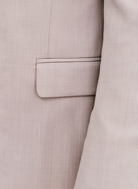 Gładki różowy garnitur męski