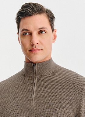 Brązowy sweter z rozpinaną stójką