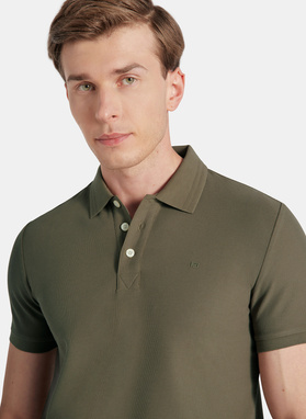 Oliwkowy t-shirt polo na trzy guziczki
