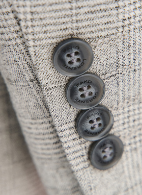 Szary garnitur męski w kratkę