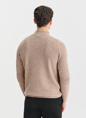 Beżowy sweter z rozpinaną stójką