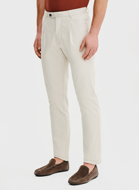 Beżowe spodnie z zaszewkami