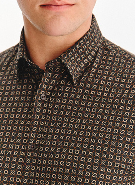 Brązowa koszula we wzór