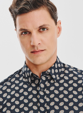 Czarna koszula w kwiaty