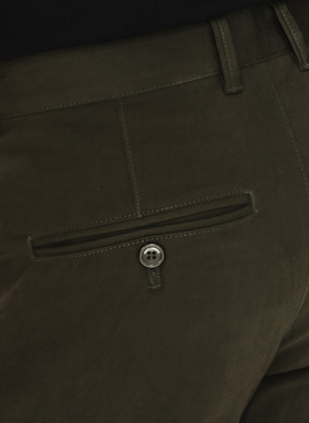 Gładkie spodnie męskie w kolorze zielonym