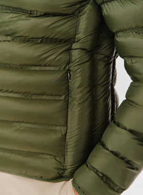 Krótka pikowana kurtka w kolorze zielonym