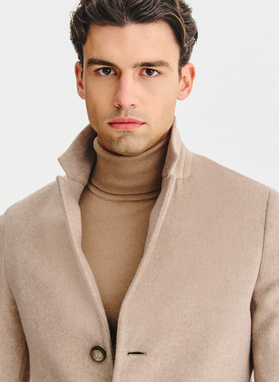 Beżowy płaszcz z wełną