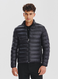 Czarna kurtka pikowana