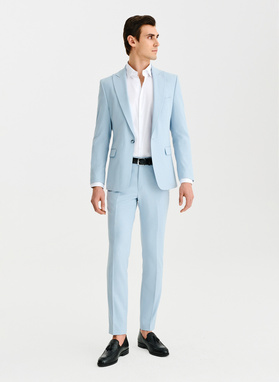 Błękitny garnitur męski