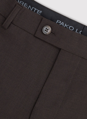 Gładki brązowy garnitur męski