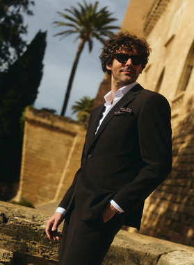 Gładki brązowy garnitur męski