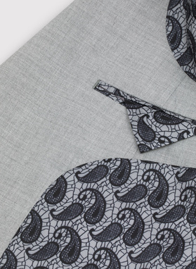 Gładki jasnoszary garnitur męski