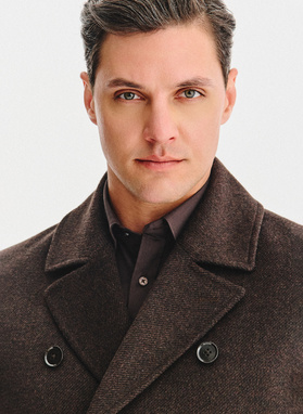 Brązowy dwurzędowy płaszcz męski