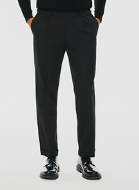 Czarne spodnie z podwiniętą nogawką