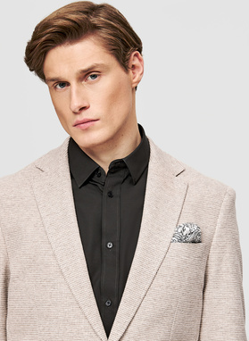 Beżowa marynarka w pepitkę