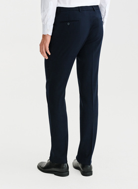 Granatowy garnitur męski