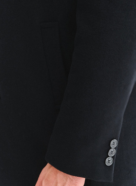 Czarny płaszcz męski z odpinaną stójką