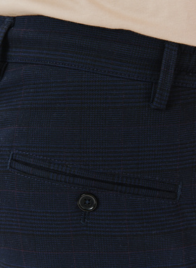 Męskie spodnie w kolorze granatowym w kratę