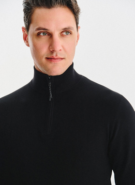 Czarny sweter z rozpinaną stójką