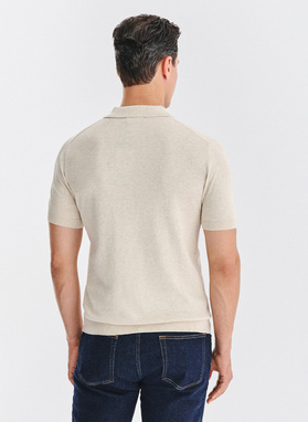 Beżowy swetrowy t-shirt polo