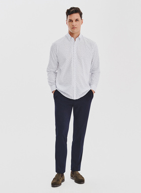 Biała bawełniana koszula mikrowzór