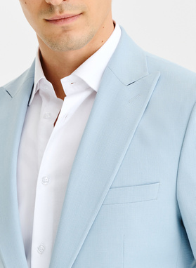 Błękitny garnitur męski