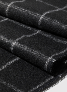 Czarny szalik męski w jasną kratę