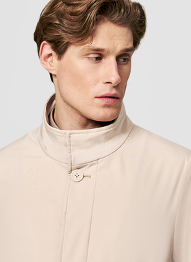 Wiosenny płaszcz męski w kolorze beżowym