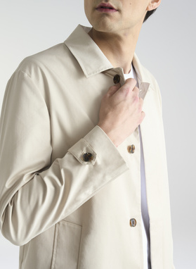 Beżowy wiosenny płaszcz męski