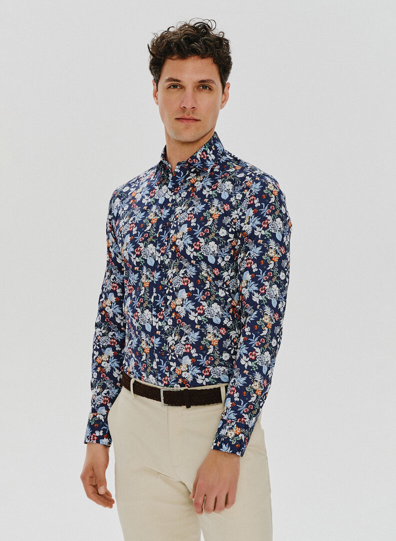 Granatowa koszula w kolorowy wzór